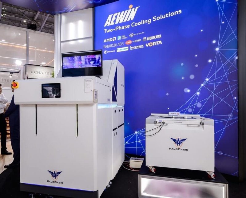 其陽科技在2025台北國際電腦展(COMPUTEX)發表升級版雙相浸沒式散熱(2PIC)系統(左)及雙相直接液冷(2P DLC)系統(右),展現面對AI伺服器高功耗挑戰的前瞻布局。(其陽科技提供)中央社記者趙敏雅傳真 114年7月1日