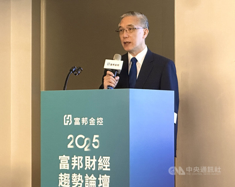 富邦金1日舉行2025富邦財經趨勢論壇年中場，富邦金首席經濟學家羅瑋表示，美元以外的資產現在有更好報酬，資金移動趨勢下，預計到明年第1季前，美元都還會走弱，外界要有心理準備。中央社記者蘇思云攝  114年7月1日