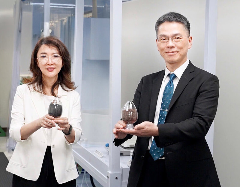 稀貴金屬成戰略物資，台塑新智能完成建構全台第1座鋰鐵電池回收示範線，整合前段物理破碎與後段化學萃取。圖為台塑新智能董事長王瑞瑜（左）與總經理劉慧啓。（台塑新智能提供）中央社記者曾仁凱傳真  114年7月1日