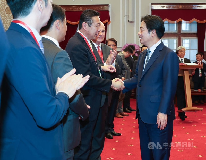 總統賴清德(前右)1日下午在總統府接見「2025台灣海洋國際論壇」訪問團,與訪團成員握手致意。中央社記者謝佳璋攝 114年7月1日