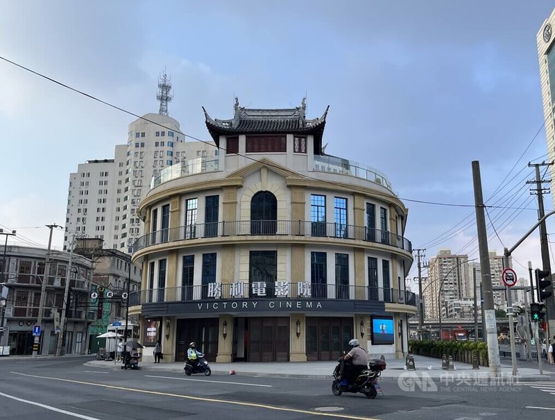 上海虹口勝利電影院坐落在乍浦路、海寧路口,據上海虹口官方介紹,這家電影院原名好萊塢大戲院,在1929年2月11日開幕,於1949年後更名為勝利電影院,2023年經過修繕後重新開放。中央社記者李雅雯上海攝 114年7月2日