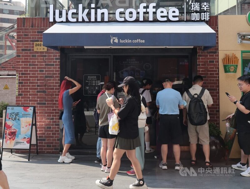 中國連鎖咖啡品牌瑞幸咖啡持續展店,店家總數在2024年7月突破2萬家。圖為上海市區一家瑞幸咖啡門市。中央社記者李雅雯上海攝 114年7月2日