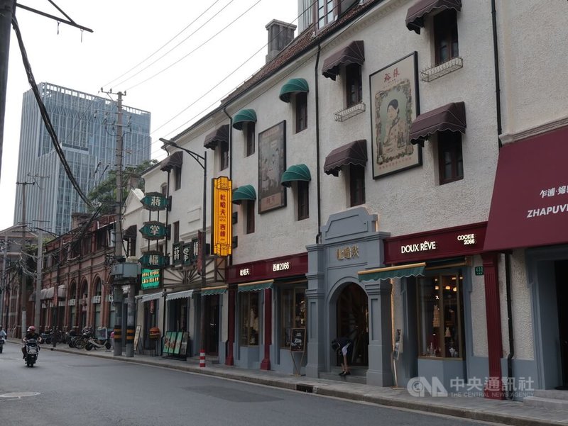 電影「醬園弄‧懸案」取景地在上海乍浦路,從電影拍攝期間到上映,該街區成為民眾、影迷打卡熱點。電影布景撤出後,街區引入店家,調整定位為風貌影視街。中央社記者李雅雯上海攝 114年7月2日