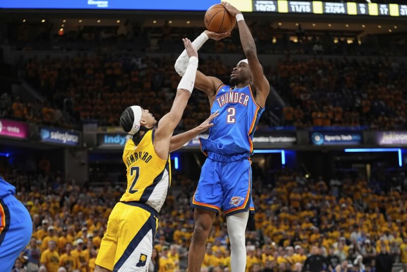 運動媒體報導,NBA雷霆一哥吉爾傑斯-亞歷山大同意與球團簽下一紙4年2.85億美元的合約。圖為NBA總冠軍賽第6戰,吉爾傑斯-亞歷山大(右)在溜馬隊球員防守下跳投。(美聯社)