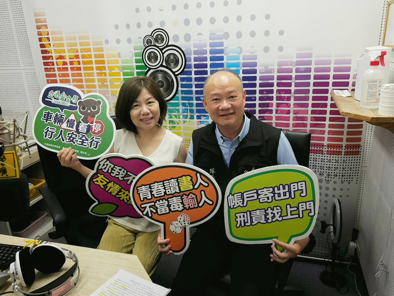 暑假期間,台中市警局第二分局展開青春專案,二分局偵查隊長江清萬(右)1日並前往廣播電台宣導,說明防詐知能及交通安全觀念。(警方提供)中央社記者郝雪卿傳真 114年7月2日