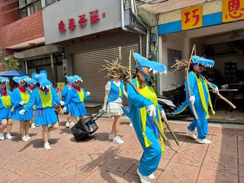 新北市政府2日表示,暑假到來,市內各大商圈輪番推出活動吸客,在石碇商圈有「石碇鱷魚節」,2025年以「鱷魚散步中.淡碇戀愛祭」為主題,於7月推出淡碇文創市集、鱷魚變裝踩街盛會與淡碇文化小旅行。(新北市經發局提供)中央社記者王鴻國傳真 114年7月2日