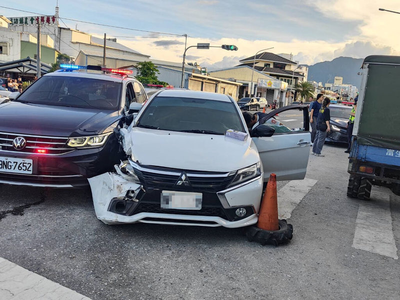 一輛白色自小客車2日在台東市區拒檢逃逸,警方追逐並通知沿路攔檢,途中並朝白車輪胎開了3槍,一路追到成功鎮,白車與警車擦撞後才停下,全案警方調查釐清中。(民眾提供)中央社記者盧太城台東傳真 114年7月2日