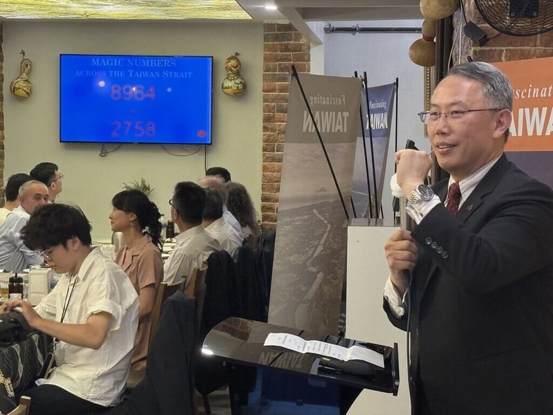 駐土耳其代表黃志揚(右)1日晚間在安卡拉主持「台土好友相見歡─2025友台校友會」年度餐會,黃志揚籲請與會土耳其賓客持續以具體行動支持台土關係再升級。(駐土耳其代表處提供)中央社 114年7月2日