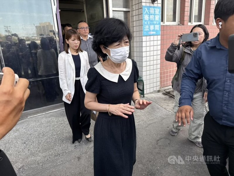 前台北市副市長彭振聲妻子1日在高雄住處墜樓身亡,前台北市長柯文哲妻子陳佩琪(前中)2日搭高鐵南下關心,上午9時許抵達高雄市立殯儀館。中央社記者董俊志攝 114年7月2日