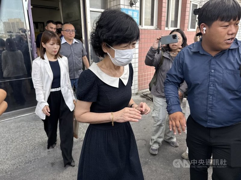 前台北市副市長彭振聲妻子1日在高雄住處墜樓身亡,前台北市長柯文哲妻子陳佩琪(前中)2日南下致哀,上午抵達高雄市立殯儀館。中央社記者董俊志攝 114年7月2日