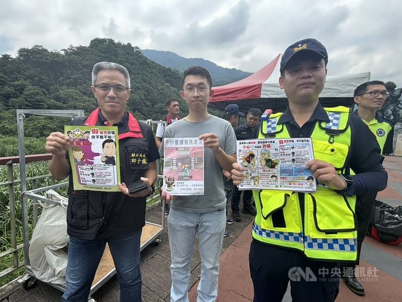 新竹縣尖石鄉公所2日辦理水蜜桃行銷推廣活動,現場除展示正當時的可口水蜜桃,讓民眾認識如何分辨品種外,橫山警分局尖石分駐所也到場宣導反詐與交通安全等。中央社記者郭宣彣攝 114年7月2日