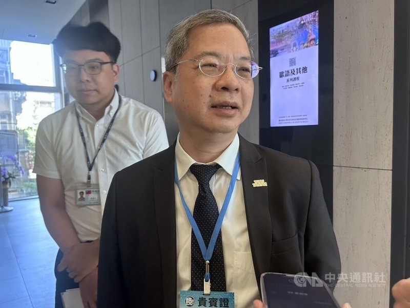 行政院預計3日通過投資台灣3大方案延長方案，行政院秘書長龔明鑫2日指出，方案將納入5大信賴產業、大健康產業以及服務業，同時會在既有基礎上，新增貸款額度新台幣7200億元。中央社記者賴于榛攝  114年7月2日