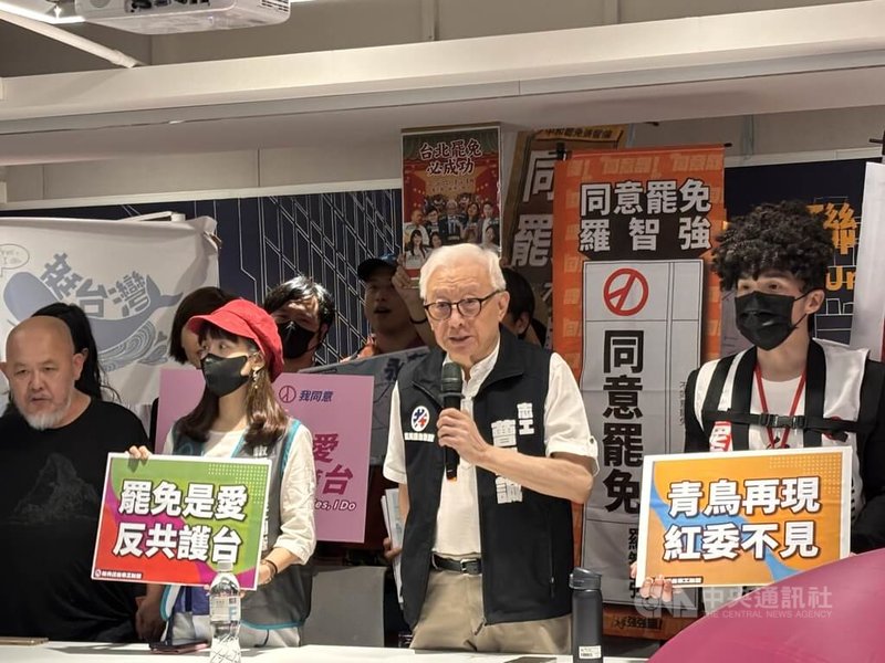 反共護台志工聯盟2日舉行「雙北串騎青鳥冬鹿&罷免是愛反共護台晚會」聯合記者會，宣布7月5日將在雙北舉行機車車掃與公民晚會，宣揚罷免訴求；3號志工曹興誠（前排右2）等人出席記者會。中央社記者高華謙攝  114年7月2日