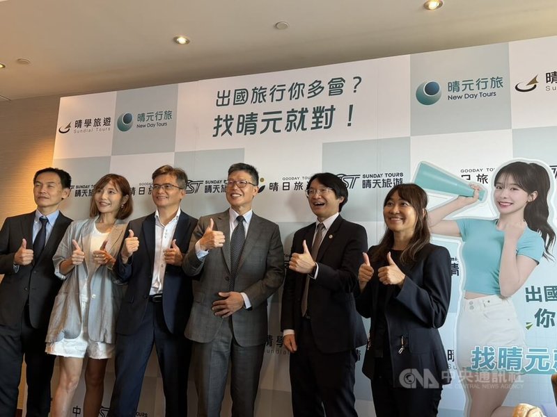 根據數據顯示赴日旅客動能仍旺盛,2025年1至4月與去年同期相比成長10.73%,晴日旅遊總經理黃清凉(左3)2日表示,今年暑假很特別,受地震謠言影響,7月業績不好,不過8月起業績就恢復正常。中央社記者余曉涵攝 114年7月2日