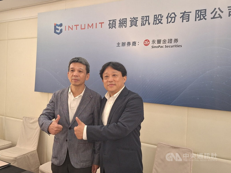 碩網資訊預計7月下旬掛牌上櫃，碩網總經理邱仁鈿（右）2日表示，生成式AI客戶有望持續增加，加上海外市場以日本成長最強勁，未來計畫將進軍東協國家，今年營運有機會比去年成長。左為碩網董事長張育達。中央社記者何秀玲攝  114年7月2日