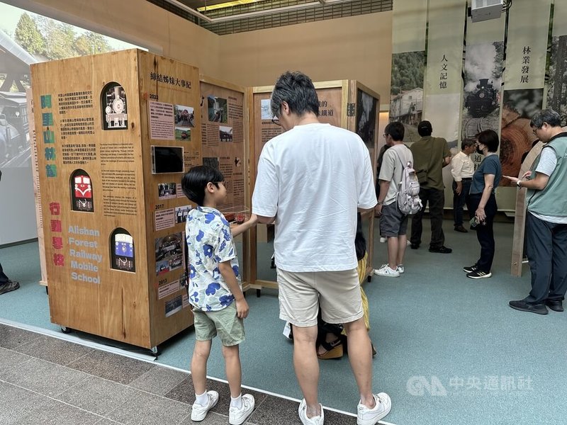 主題特展「阿里山林鐵行動學校」2日在國立自然科學博物館開幕,展期至9月28日,以「時光隧道中的移動風景」為主題,邀請觀眾一同走進阿里山林鐵的時空軌跡。中央社記者趙麗妍攝 114年7月2日