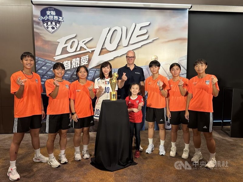 夏季足球活動「安聯小小世界盃」2日在台北舉辦賽事記者會，醒吾高中女足隊球員應邀出席，其中曾參加安聯小小世界盃的陳柔羽（右2）即將畢業，盼挑戰美國女子足壇一圓旅外夢。中央社記者黎建忠攝  114年7月2日