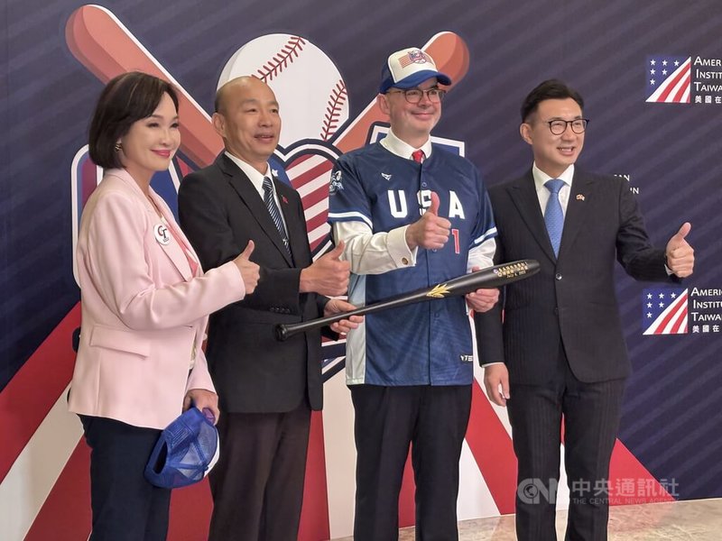 立法院長韓國瑜(左2)及副院長江啟臣(右1)2日出席美國獨立紀念日249週年慶祝酒會,致贈刻印有「台美關係全壘打」的魚雷棒給AIT處長谷立言(右2)。中央社記者楊堯茹攝 114年7月2日