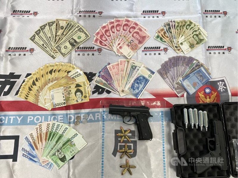 新北市政府警察局林口分局偵辦住宅竊盜案,鎖定大熱天卻穿雨衣出沒在案發現場附近的49歲蔡姓男子,警方日前到桃園將蔡男逮捕,並起出改造手槍、子彈、空氣槍及外幣等贓證物。(翻攝照片)中央社記者王鴻國傳真 114年7月2日
