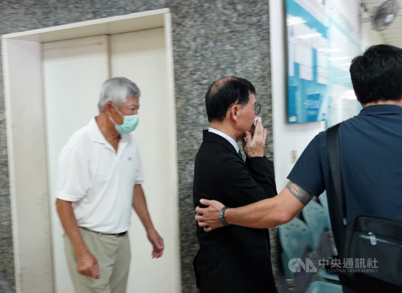 前台北市副市長彭振聲妻子1日在高雄住處墜樓身亡,彭振聲(中)2日上午前往高雄市立殯儀館,看完妻子後泣不成聲,拿著面紙掩住口鼻。中央社記者董俊志攝 114年7月2日
