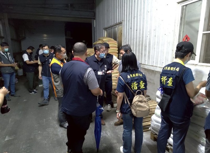台東市某豆腐工廠遭檢舉排出惡臭廢水,環保局日前前往檢測,發現排放水質超標,將裁處並要求改善;聯合稽查小組1日晚間更再度前往突檢。(台東縣政府提供)中央社記者盧太城台東傳真 114年7月2日