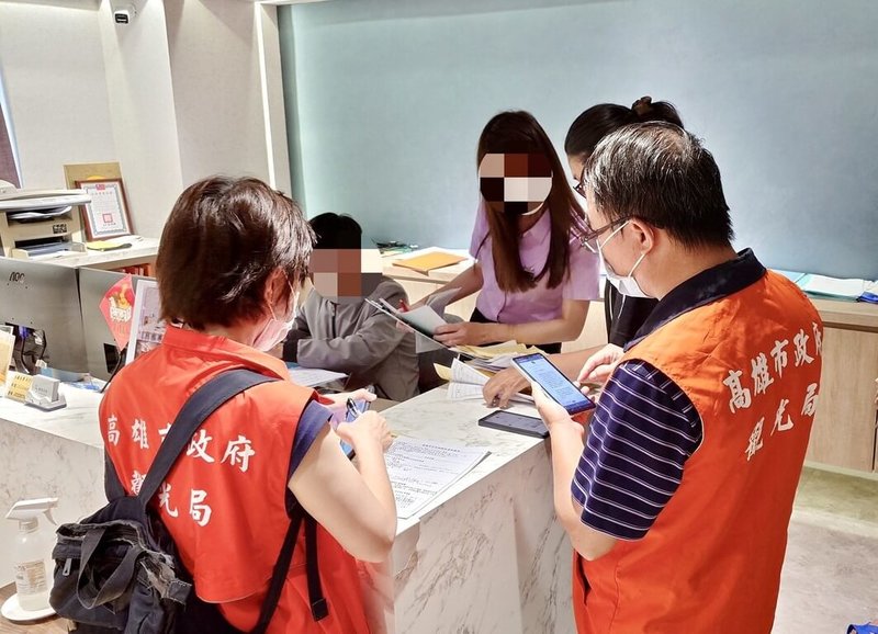 高雄演唱會帶動觀光與住宿,高雄市政府觀光局啟動稽查旅宿房價專案,6月稽查87家次,其中「麗隆商旅」等業者有違規取消訂房、超收房費等,依法開罰。圖為觀光局派員稽查麗隆商旅情形。(高雄市觀光局提供)中央社記者林巧璉傳真 114年7月2日