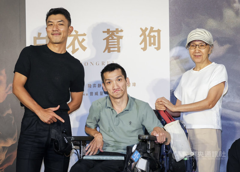 電影「白衣蒼狗」2日晚間在光點華山電影館舉辦首映會,主要演員陸弈靜(右)、郭書瑋(中)及萬洛.隆甘迦(Wanlop Rungkumjad)(左)都出席宣傳。中央社記者裴禛攝 114年7月2日