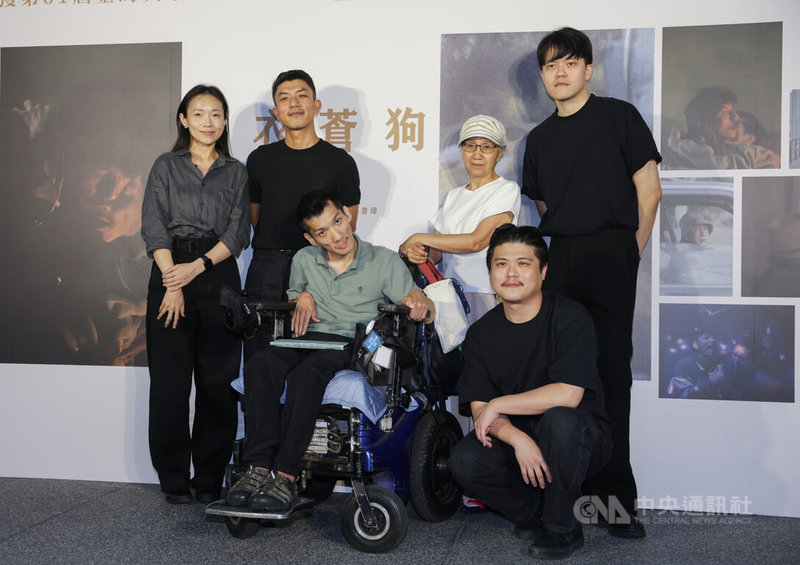 電影「白衣蒼狗」2日晚間在台北光點華山電影館舉辦首映會,導演曾威量(後右)、尹又巧(左)與演員陸弈靜(後右2)、郭書瑋(前中)、萬洛.隆甘迦(Wanlop Rungkumjad)(左2)出席宣傳。中央社記者裴禛攝 114年7月2日