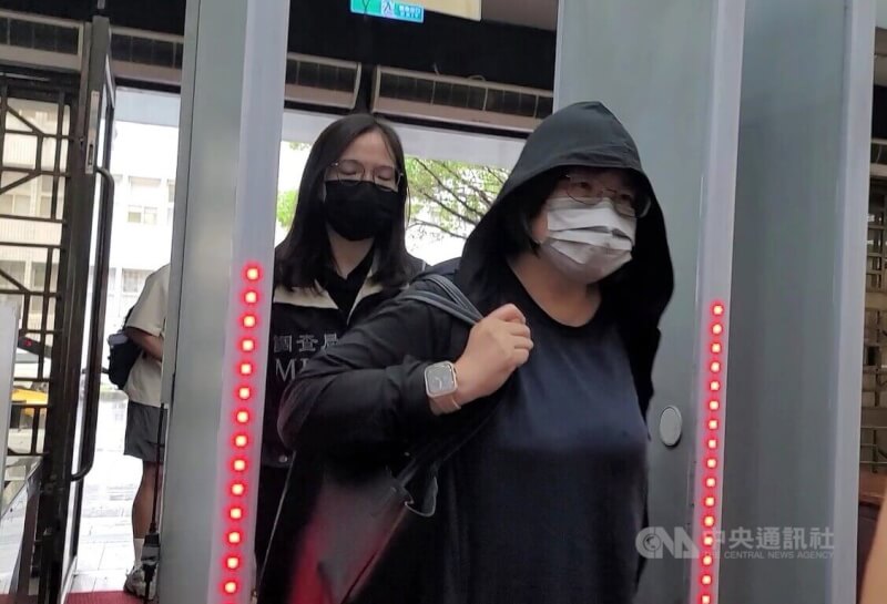 圖為北檢6月25日傳喚國民黨中央黨部組發會副主委黃碧雲(前)。(中央社檔案照片)