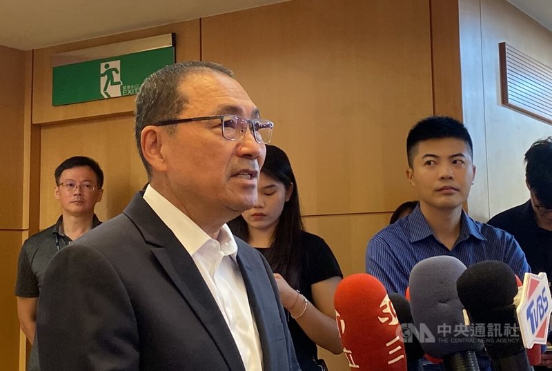 新北市長侯友宜(前左)2日主持市政會議後接受媒體聯訪表示,在非上班時間,會與國民黨面臨罷免的立委站在一起,支持相關活動。中央社記者黃旭昇新北攝 114年7月2日