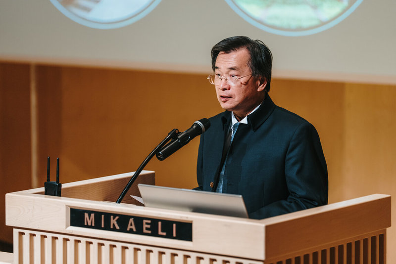 芬蘭米凱利藝術節今年以「台灣」為主軸主題之一,邀請高雄市愛樂文化藝術基金會董事王隆興(圖)1日在「台灣商橋」交流會上舉行演講,介紹故鄉高雄與台灣。(高市國提供)中央社 114年7月2日