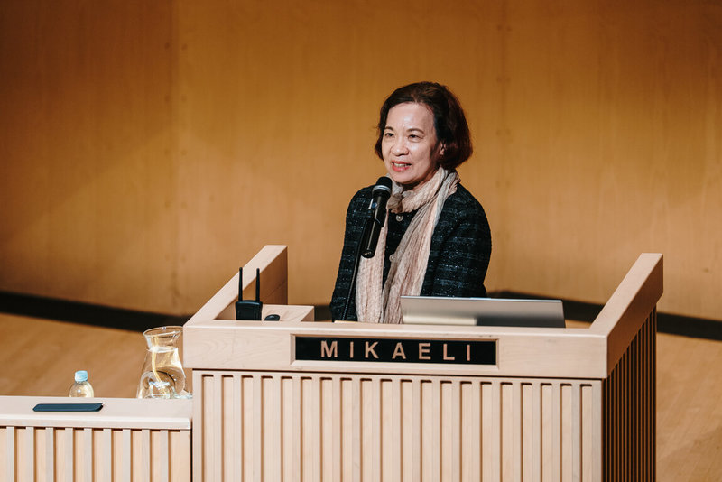2025芬蘭米凱利市Festival X Mikkeli藝術節以「台灣」為藝術節主題之一,邀請高雄市文化局副局長簡美玲(圖)1日在「台灣商橋」交流會上舉行演講,介紹高雄市交響樂團與高雄市國樂團2個專業樂團。(高市國提供)中央社 114年7月2日