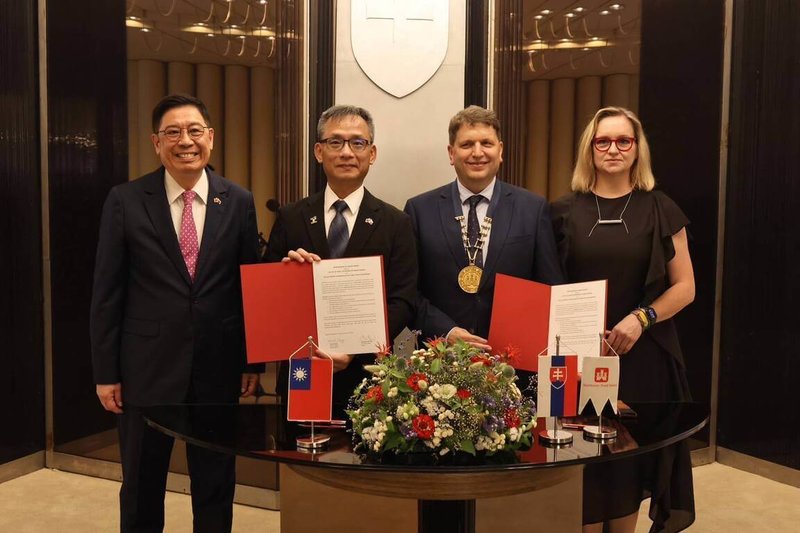 台北市副市長張溫德(左2)與布拉提斯拉瓦舊城區市長瓦加奇(Matej Vagač)(右2)6月30日簽署合作瞭解備忘錄,駐斯洛伐克代表李南陽(左1)、斯洛伐克國會議員克萊納特(Dana Kleinert)(右1)現場見證。(駐斯洛伐克代表處提供)中央社記者劉郁葶布拉格傳真 114年7月2日