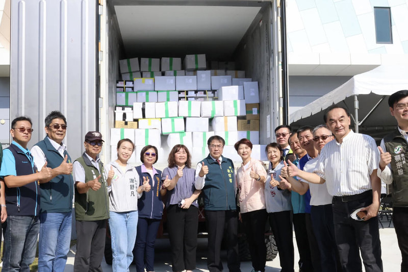台南台灣鯛產品獲新加坡外銷訂單,市長黃偉哲(左7)等人,2日出席在將軍智慧水產加工及物流運籌中心舉行的啟運儀式。(台南市政府提供)中央社記者楊思瑞台南傳真 114年7月2日