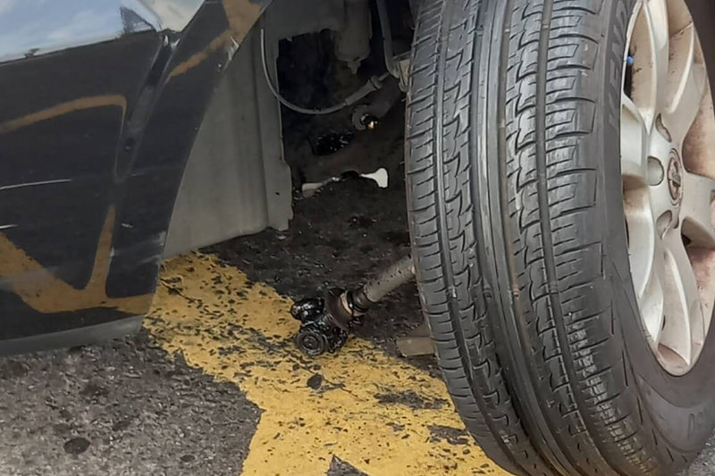 台南蔡姓男子1日下午開車經過後壁區埤寮平交道時,疑因路面不平導致車輛前輪三角架斷落,故障暫停於平交道。(陳易志提供)中央社記者楊思瑞台南傳真 114年7月2日