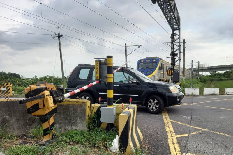 台南蔡姓男子1日開車經過後壁區埤寮平交道時,疑因路面不平導致車輛前輪三角架斷落,故障暫停於平交道,蔡男下車按緊急按鈕,幸未釀事故。(陳易志提供)中央社記者楊思瑞台南傳真 114年7月2日