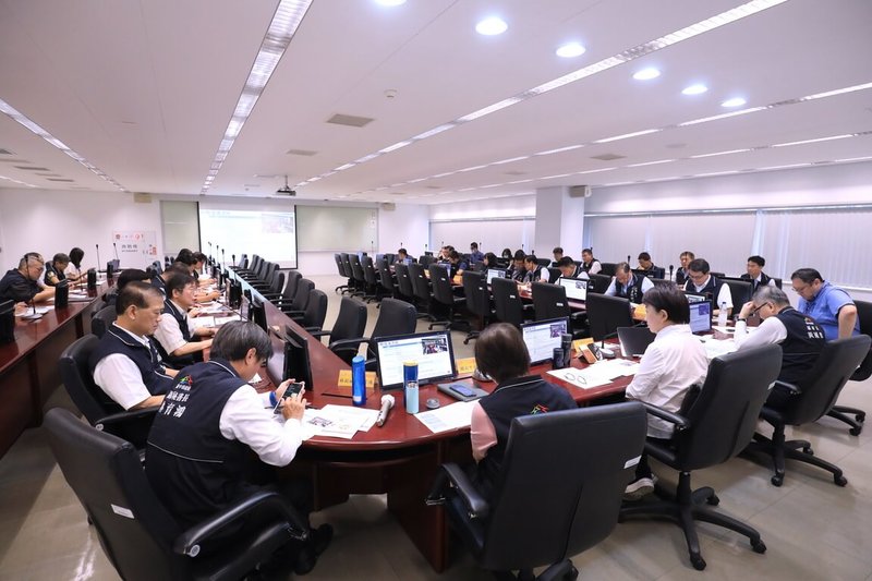 台中市將於15日舉行城鎮韌性演習，市府2日召開演習預備會議，由市長盧秀燕（前右3）主持。（台中市政府提供）中央社記者郝雪卿傳真  114年7月2日