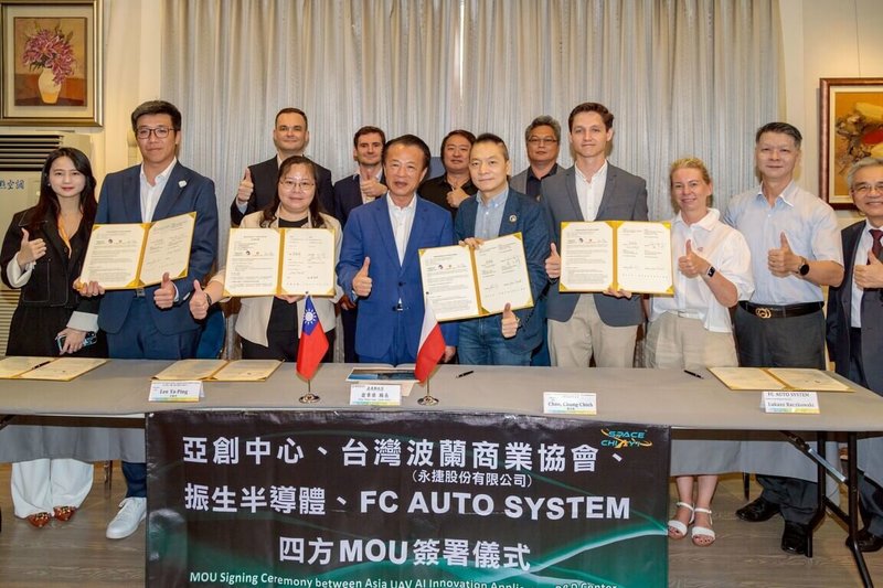 嘉義縣長翁章梁（前左4）2日見證亞洲無人機AI創新應用研發中心、台灣波蘭商業協會（TAIPO）、振生半導體股份有限公司與波蘭FC AUTO SYSTEM等4方共同簽署MOU，將攜手發展無人機。（嘉義縣政府提供）中央社記者蔡智明傳真  114年7月2日