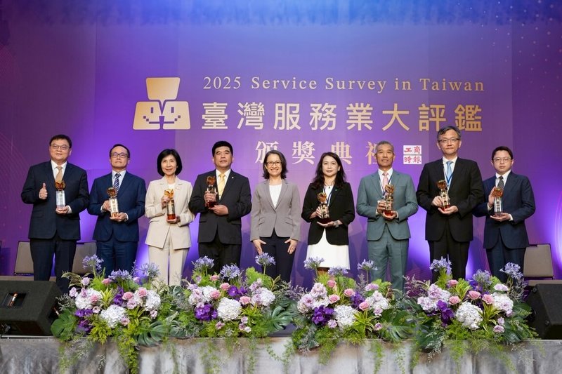 副總統蕭美琴（中）2日出席2025台灣服務業大評鑑頒獎典禮，肯定服務業展現韌性的精神，是台灣社會的暖實力。（總統府提供）中央社記者溫貴香傳真  114年7月2日
