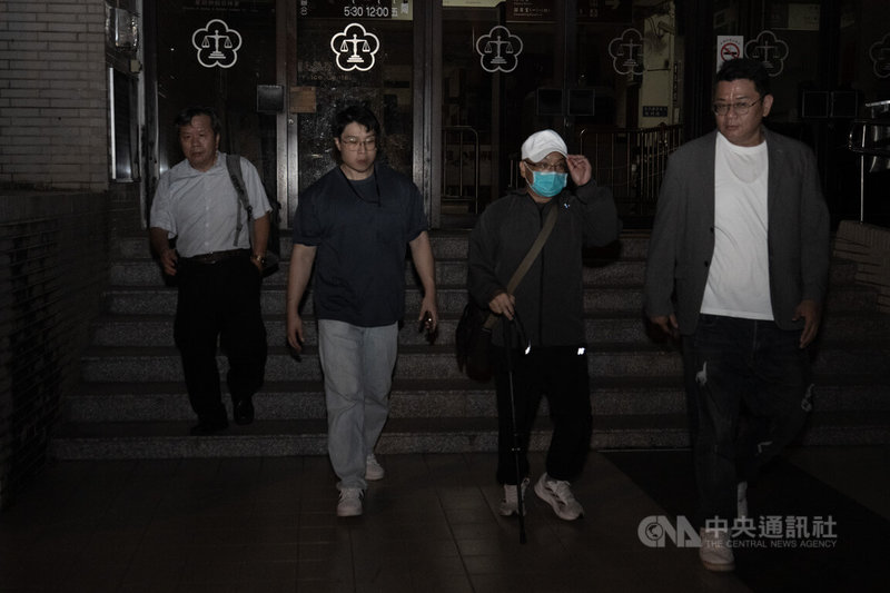 屏東地檢署偵辦山地原住民立法委員伍麗華罷免提議案疑涉偽造文書案,國民黨中央黨部組發會專委李得全(右2)諭知交保新台幣50萬元,深夜步出地檢署。中央社記者黃郁菁攝 114年7月2日