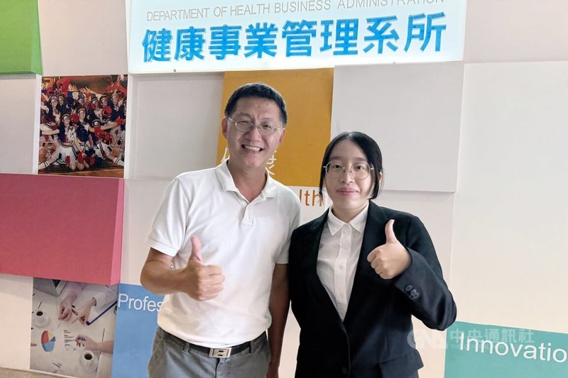 弘光科技大學健康事業管理系副主任張炳華(左)指導碩士生徐毓鍰(右)以「健康信念模式」為理論架構進行研究,發現「行動誘因」是影響民眾篩檢意圖的關鍵心理因素。中央社記者趙麗妍攝 114年7月2日