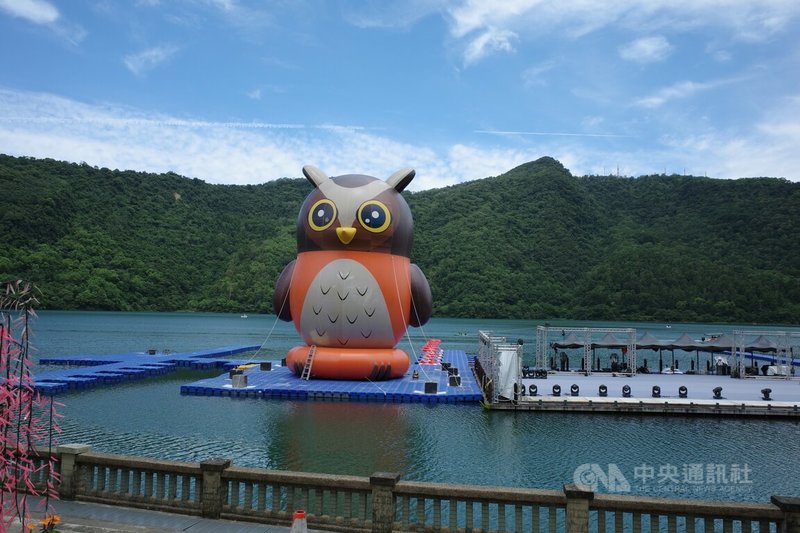 花東縱谷國家風景區管理處推出「2025花蓮鯉魚潭仲夏水岸光影節」5日即將登場，共有7大光環境展區，一旁還有縣府「花蓮FUN暑假」水上裝置藝術（圖）等。中央社記者李先鳳攝  114年7月2日