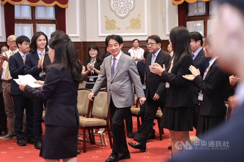 總統賴清德(前中)2日下午在總統府,接見「我國參加2025年各國國際科學展覽會代表團」,總統府秘書長潘孟安(後右)陪同出席。中央社記者裴禛攝 114年7月2日