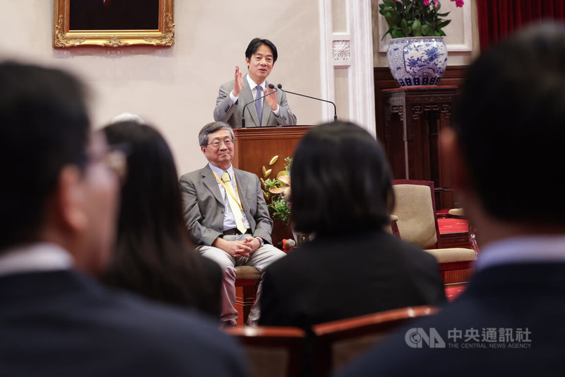 總統賴清德(後中)2日下午在總統府接見「我國參加2025年各國國際科學展覽會代表團」,與青年學子面對面交流互動。中央社記者裴禛攝 114年7月2日