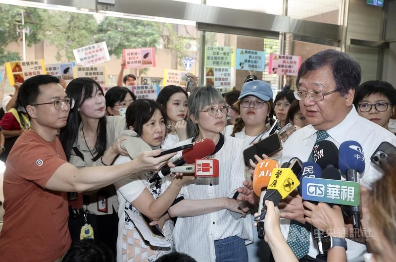 台灣醫療工會聯合會2日前往衛福部疾管署前抗議,批評衛福部長邱泰源與基層溝通協商、護病比入法等6項「期中考」全不及格。邱泰源(前右)出面回應,強調絕對願意定期溝通,當場答應工會要求,未來每3個月內就開一次會,下次預計最快8月就會再次召開會議。中央社記者張皓安攝 114年7月2日
