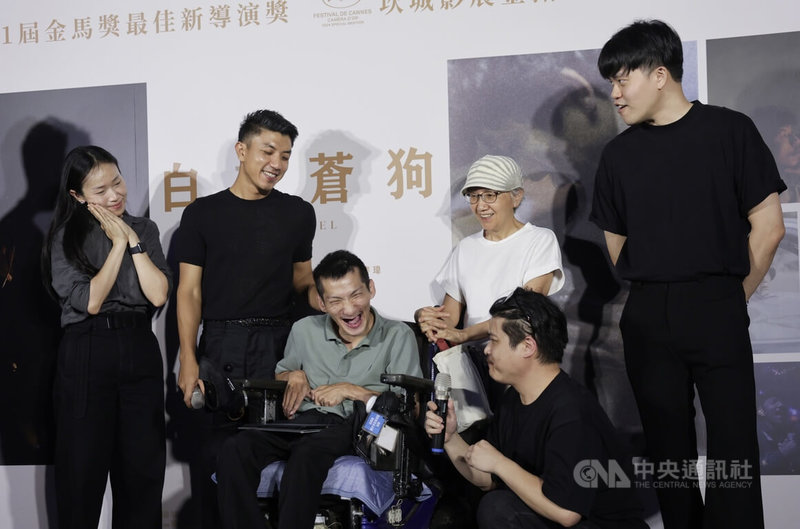 電影「白衣蒼狗」2日晚間在光點華山電影館辦首映,導演曾威量(右)、尹又巧(左)與片中主要演員陸弈靜(白衣者)、郭書瑋(左3)、萬洛.隆甘迦(Wanlop Rungkumjad)(左2)等人出席,為片宣傳、互動熱絡。中央社記者裴禛攝 114年7月2日