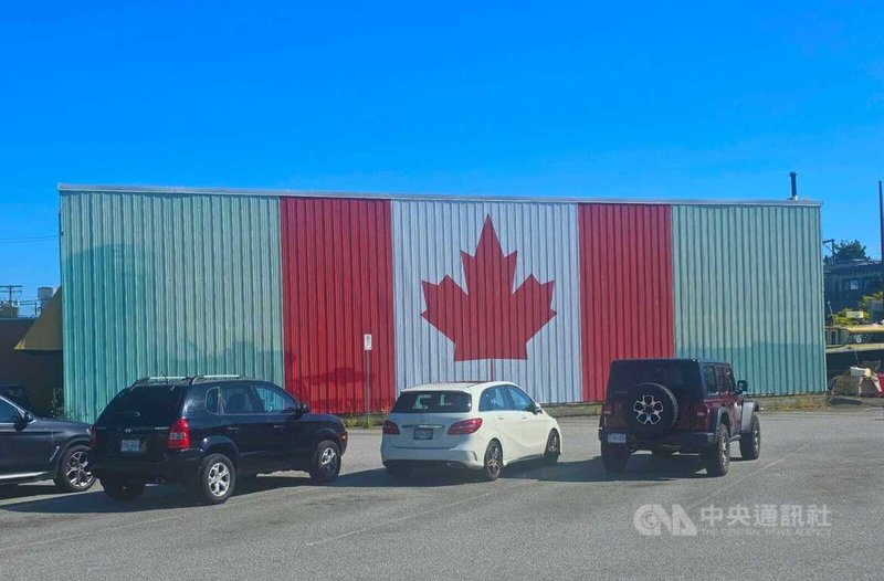 加拿大卑詩省列治文市(City of Richmond)是北美華裔人口密度最高的城市,在美國總統言川普的強勢威脅下,城市內也搭建起一座巨大的楓葉標誌,象徵「美好加拿大」。中央社記者程愛芬溫哥華攝 114年7月2日