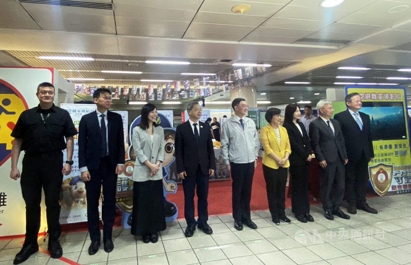 內政部警政署規劃「守護之盾-防空避難體驗特展」,2日在台北捷運西門站舉行開幕式,行政院長卓榮泰(右5)籲請國人做好「3個一起」,包括下載防災避難APP等。中央社記者黃麗芸攝 114年7月2日