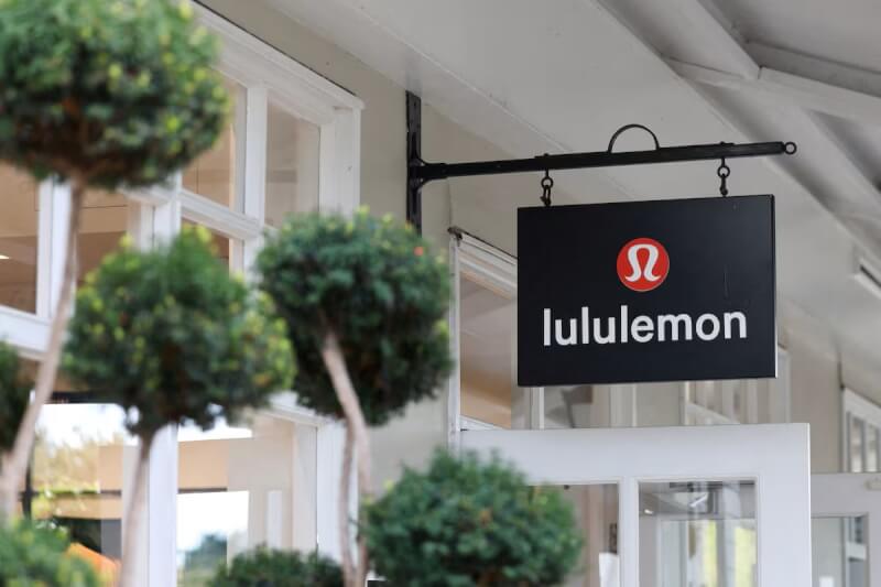 圖為英國一處Lululemon門市。(路透社)