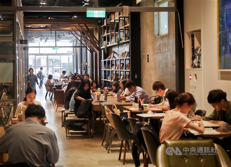 路易莎咖啡擬斥資新台幣5.92億元,在新莊興建總部大樓,包括生產、物流中心及行政辦公室。圖為路易莎咖啡門市。(中央社檔案照片)